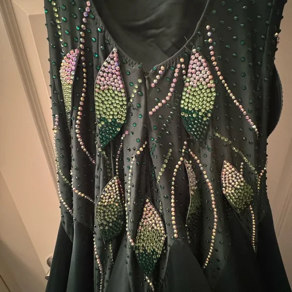 Elegant Green Evening Gown - Picture 4 of 8